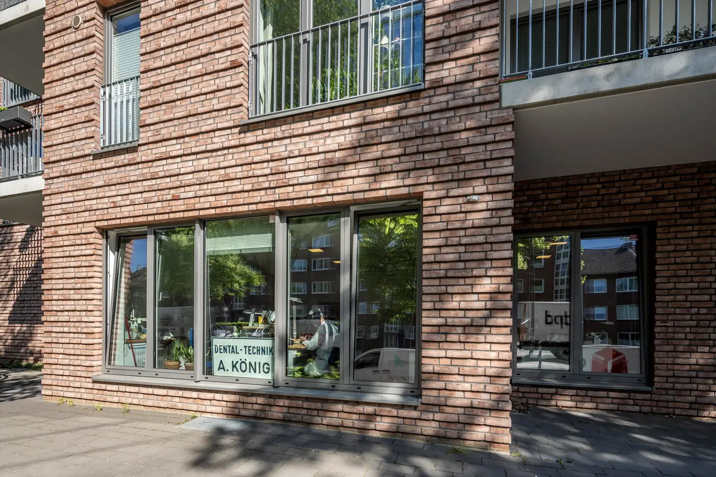 Schaufenster mit dem Schriftzug Dental-Technik A. König