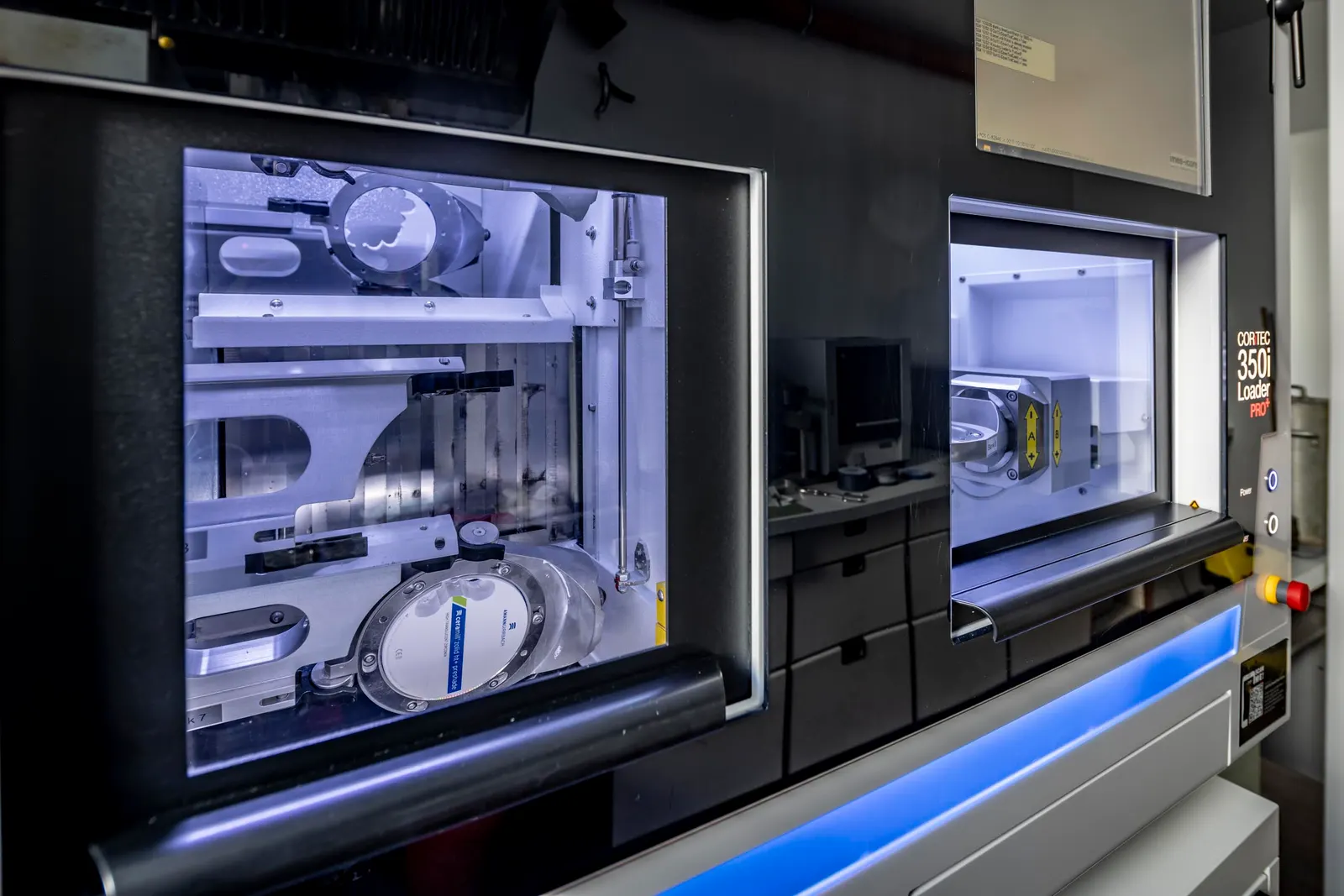 Blick in die Fräskammern der CAD/CAM-Fräsmaschinen im Labor