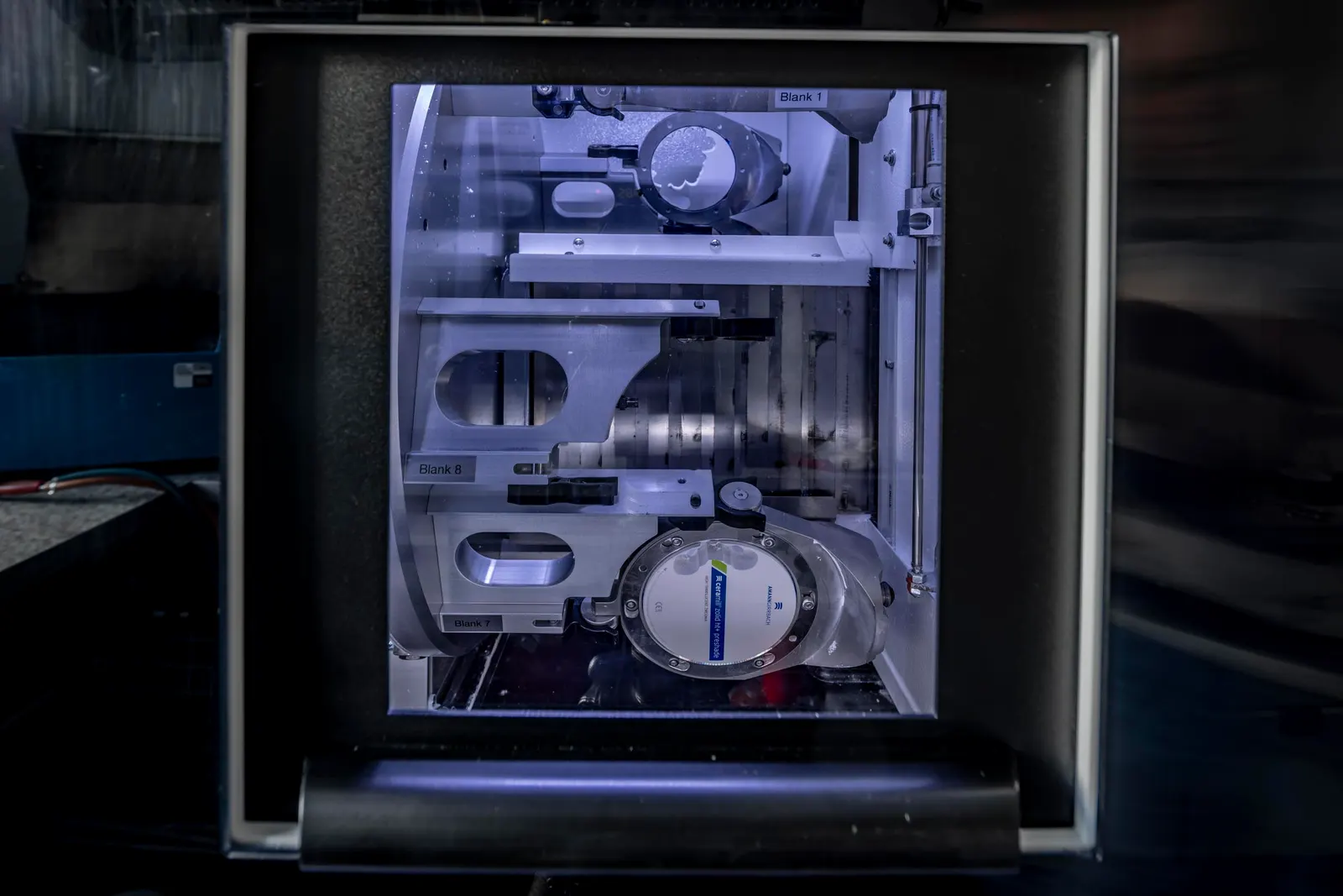 Blick in die Fräskammer der CAD/CAM-Maschine